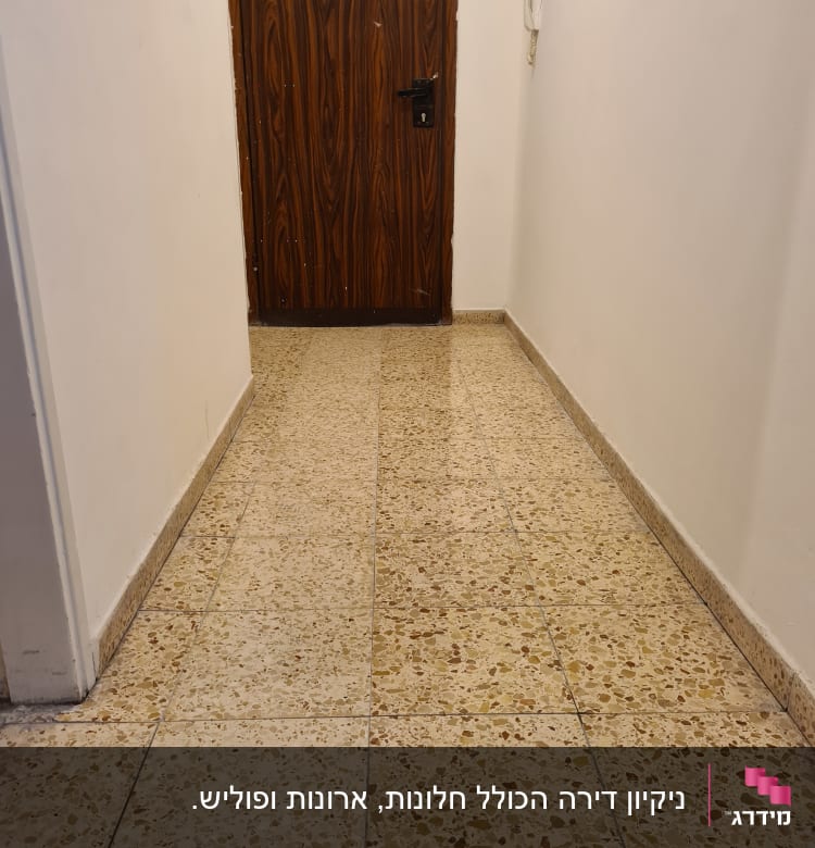 רצפה נקייה במסדרון עם דלת עץ